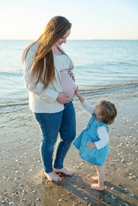 maman et sa fille sur la plage Châtelaillon