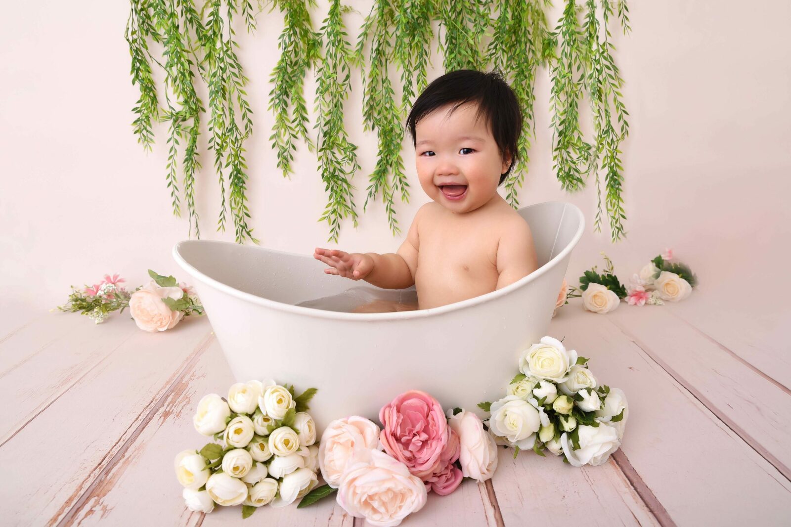 Bébé souriant dans son bain moussant