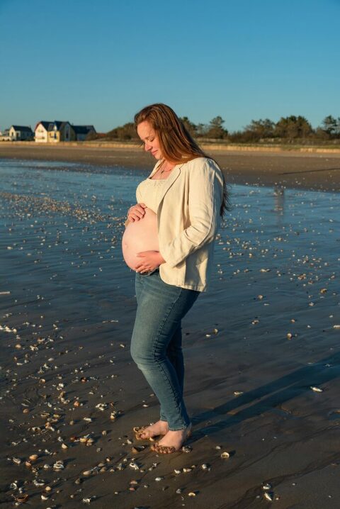 Femme enceinte sur la plage Chatelaillon