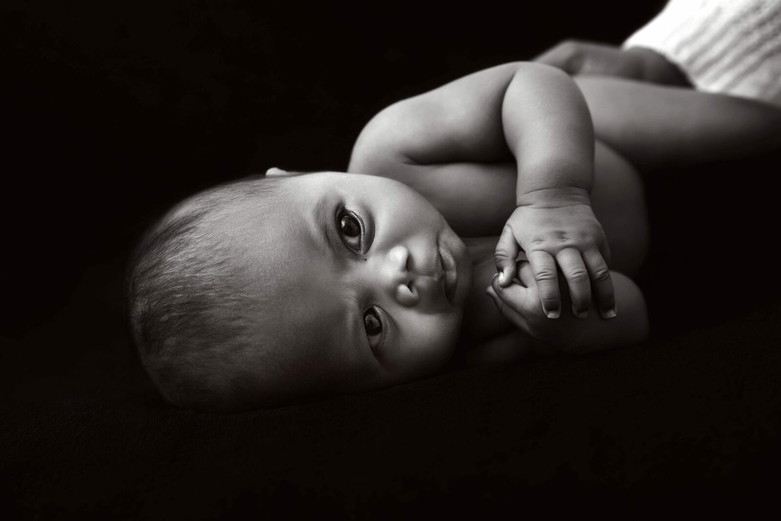 Bébé de 2 mois en noir et blanc