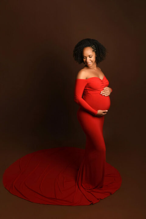 Femme enceinte en robe rouge