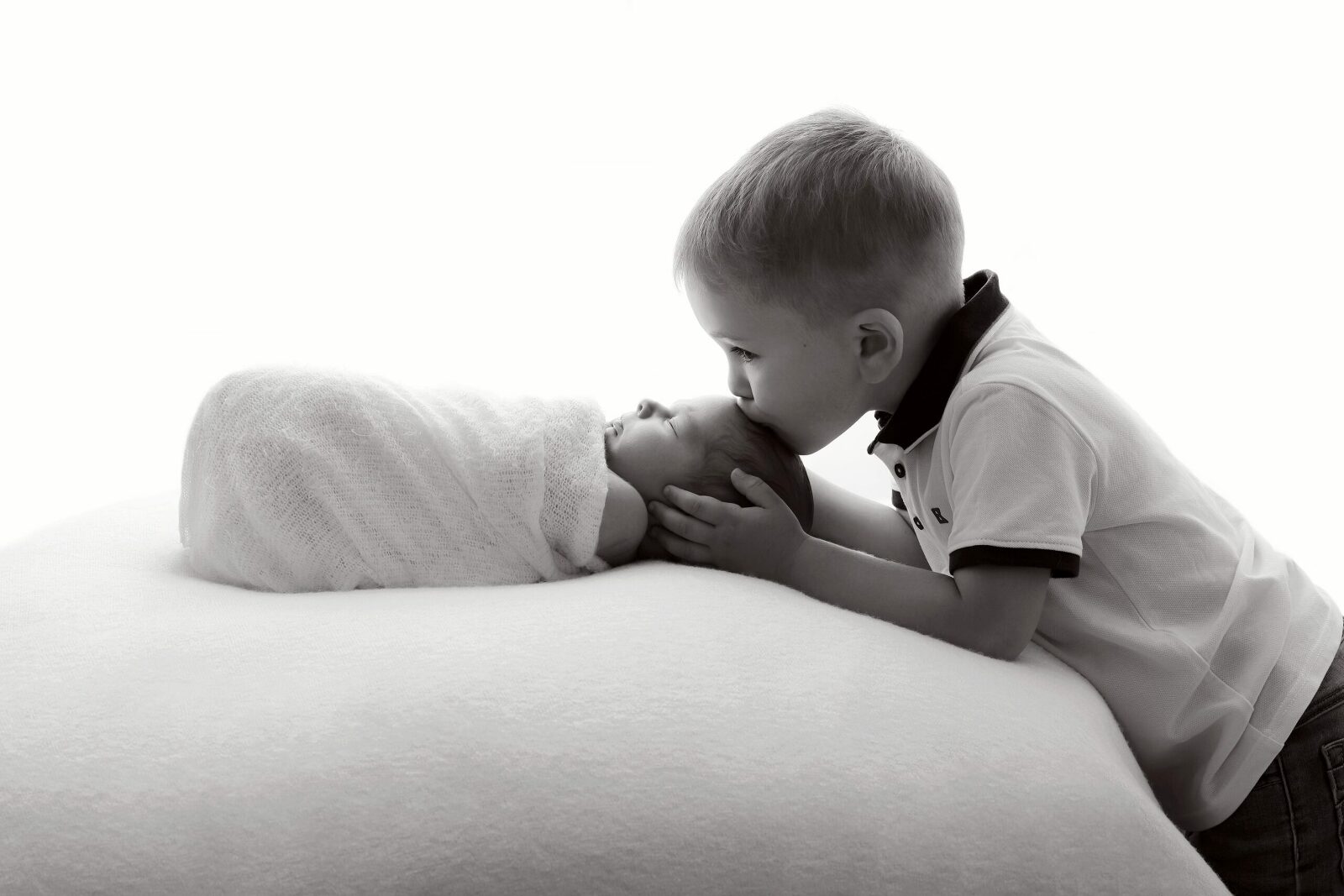 Grand frère embrassant un nouveau-né