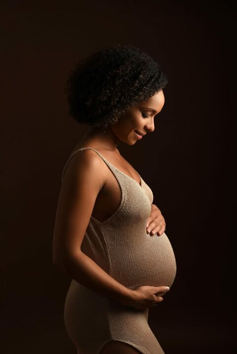 Femme enceinte en robe en maille beige
