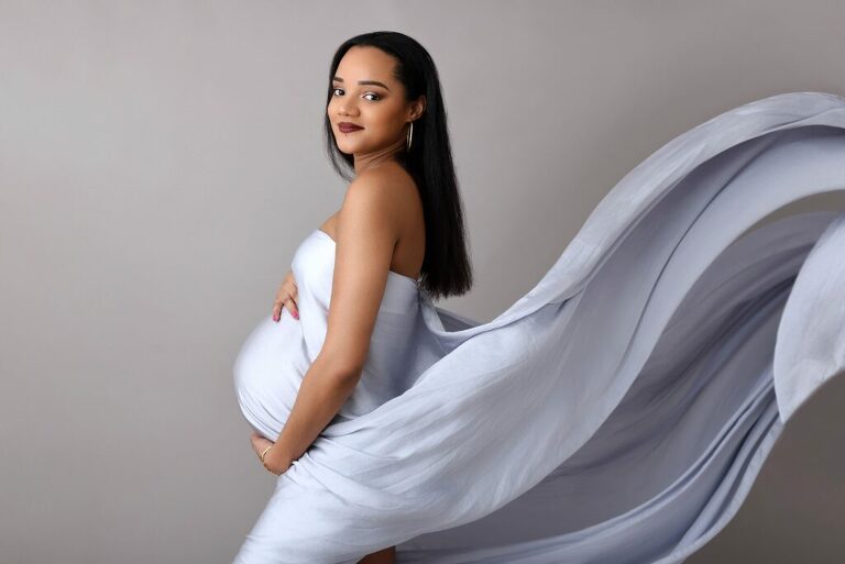 Femme enceinte portant un voilage gris clair