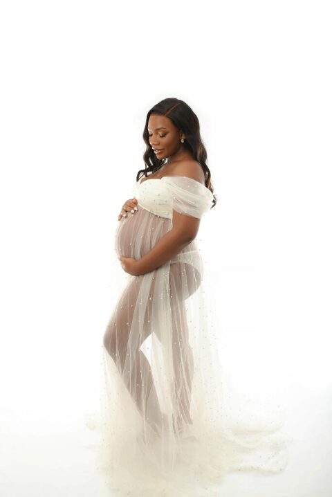 Femme enceinte en robe blanche