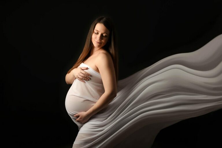 Femme enceinte avec un voilage blanc