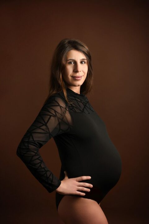 Femme enceinte avec un body à motifs 