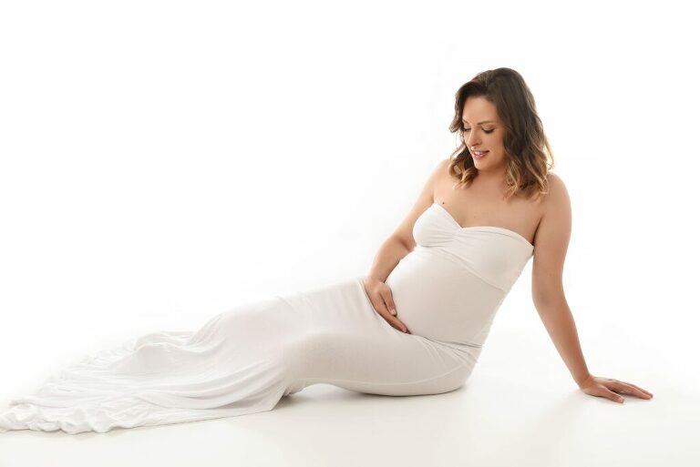 Femme enceinte en robe blanche moulante