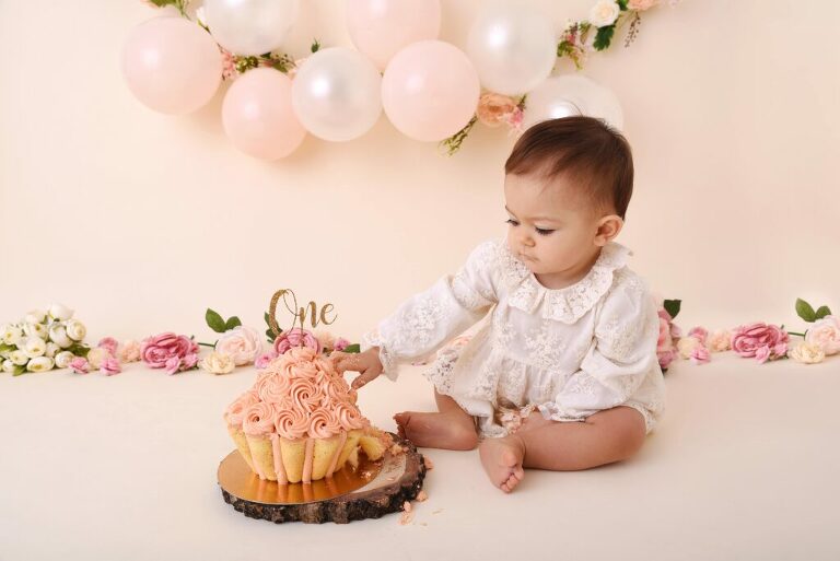 Bébé en séance photo smash cake