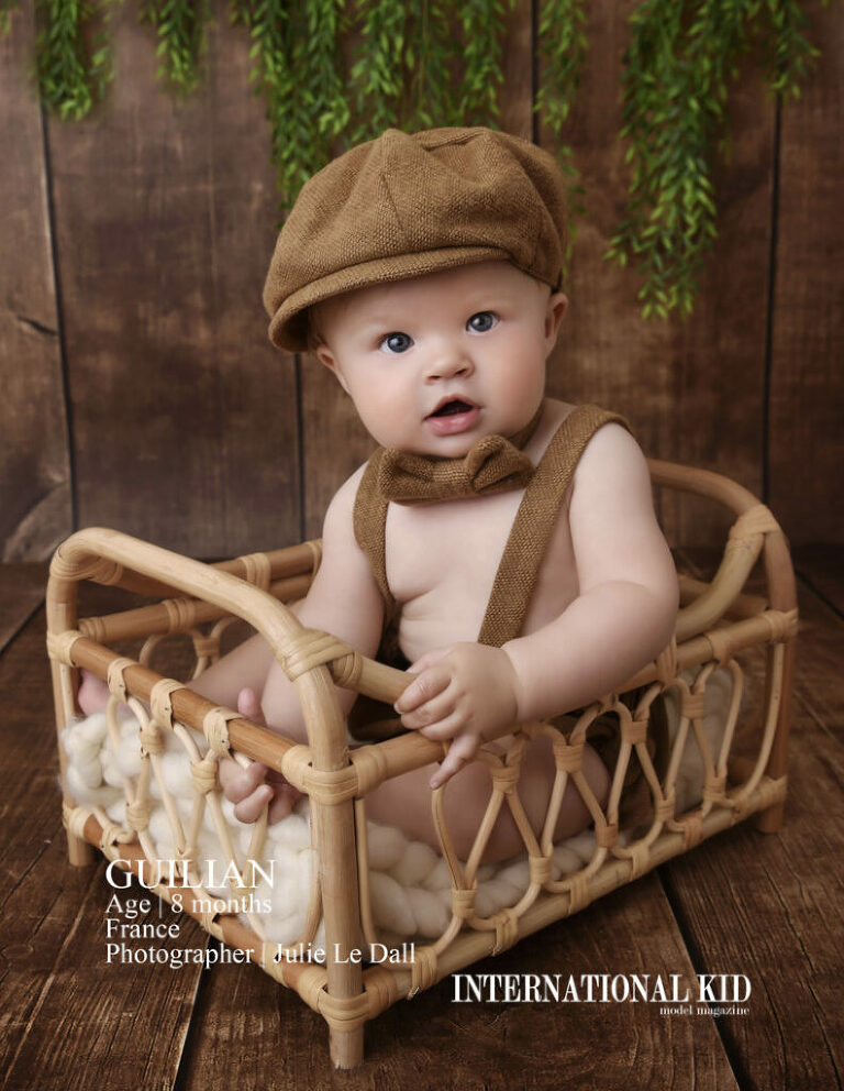 Bébé de 9 mois dans un lit en rotin