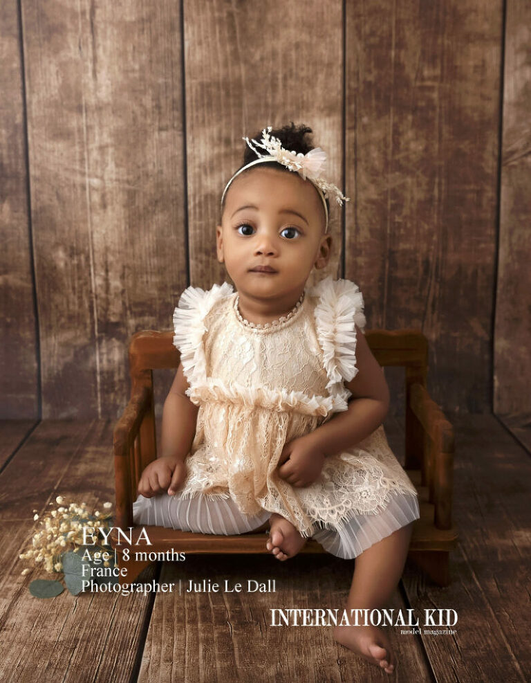 Bébé 8 mois assis sur un banc en bois