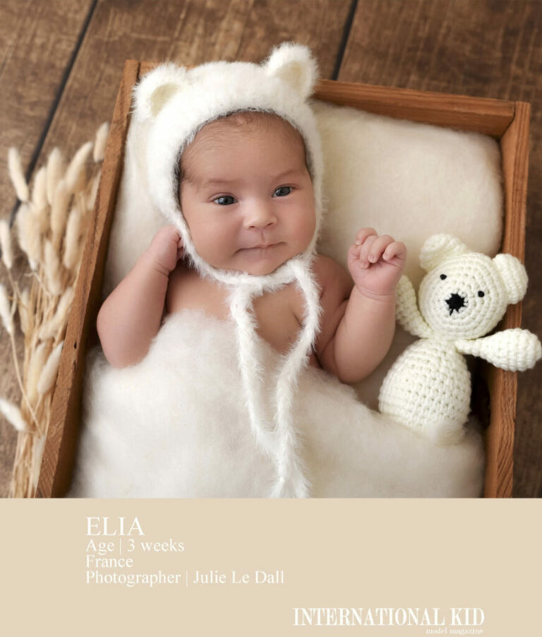 Nouveau-né dans une caisse en bois