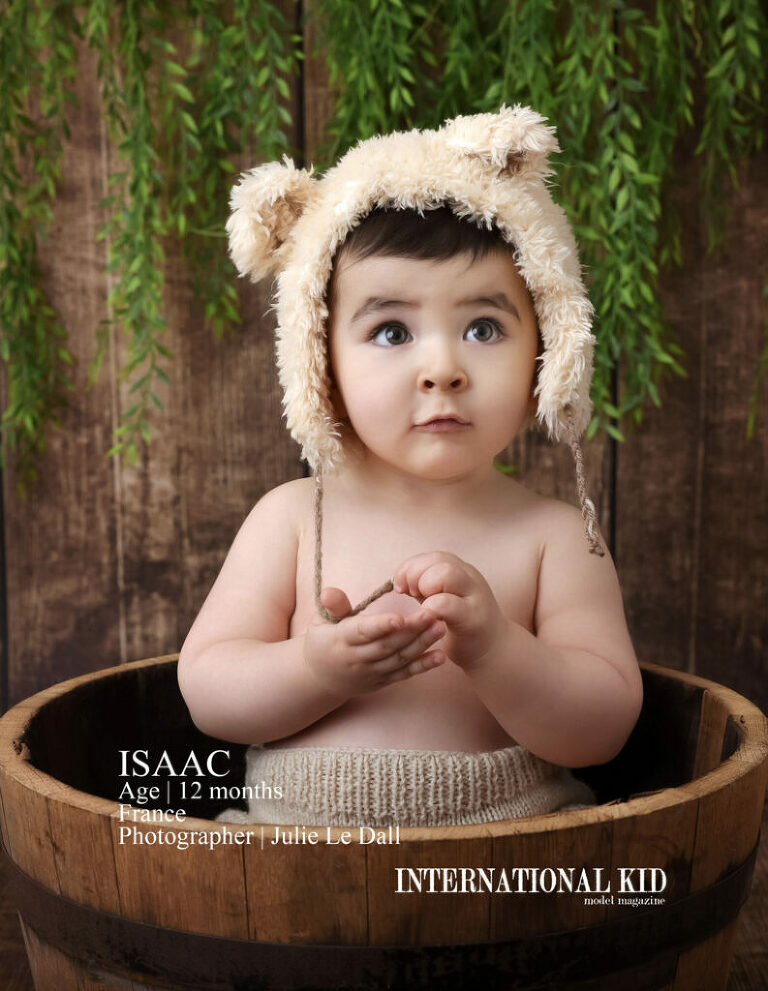 Bébé de 8 mois dans un tonneau en bois