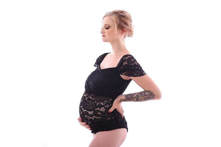 body femme enceinte dentelle