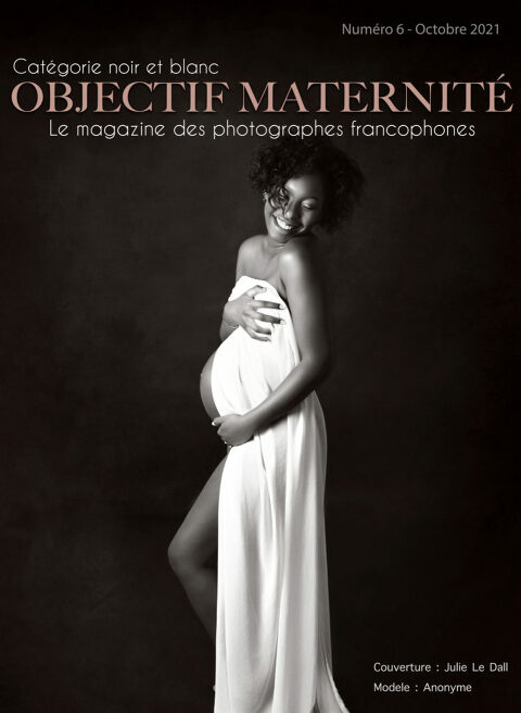 Femme enceinte souriante portant un voile blanc