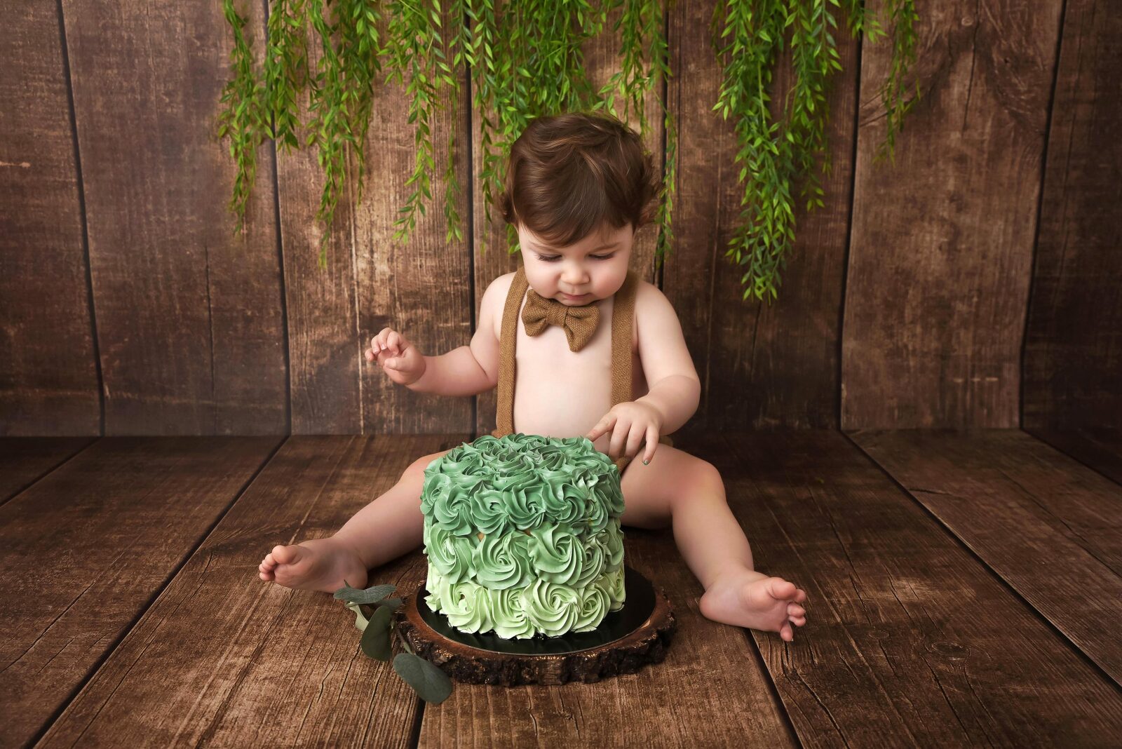 Bébé touchant un gâteau d'anniversaire