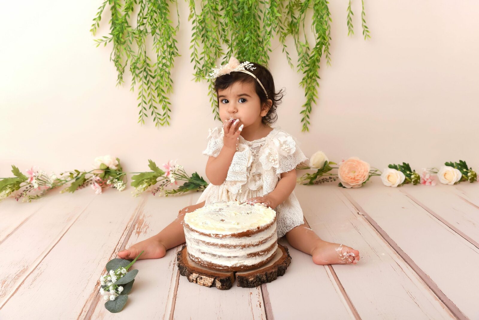 Bébé mangeant un gâteau à la crème
