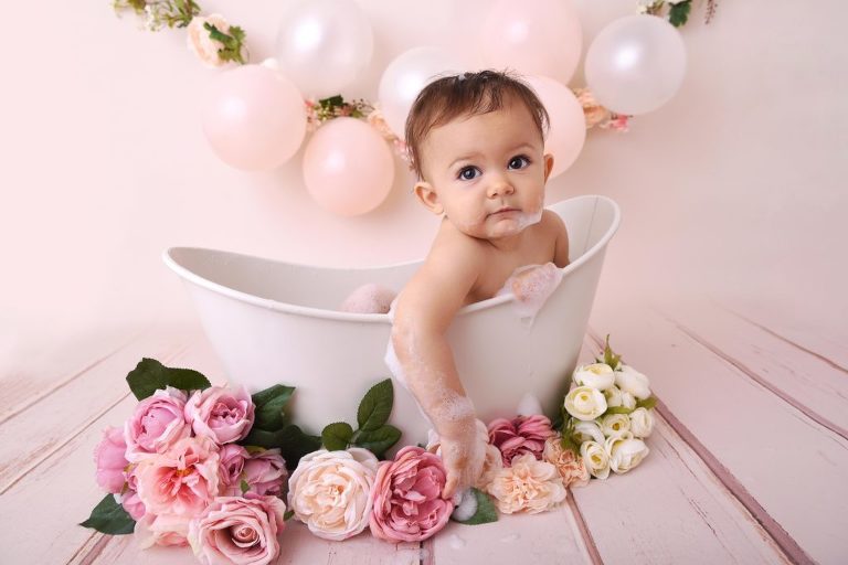 Bébé dans une baignoire en seance anniversaire