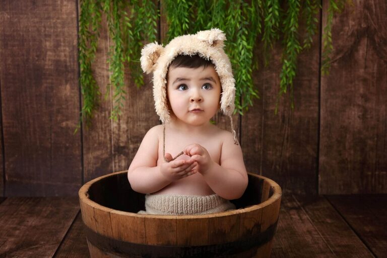 Bébé assis dans un tonneau en bois