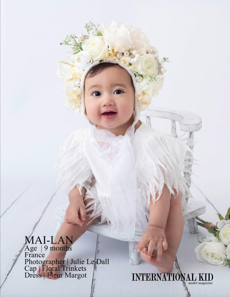 BÃ©bÃ© de 9 mois portant une robe et un bonnet Ã  fleurs