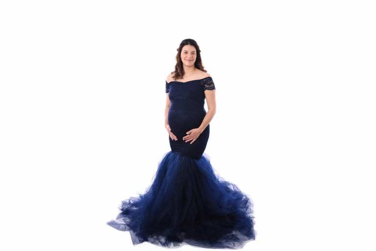 Femme enceinte en robe bleue glamour