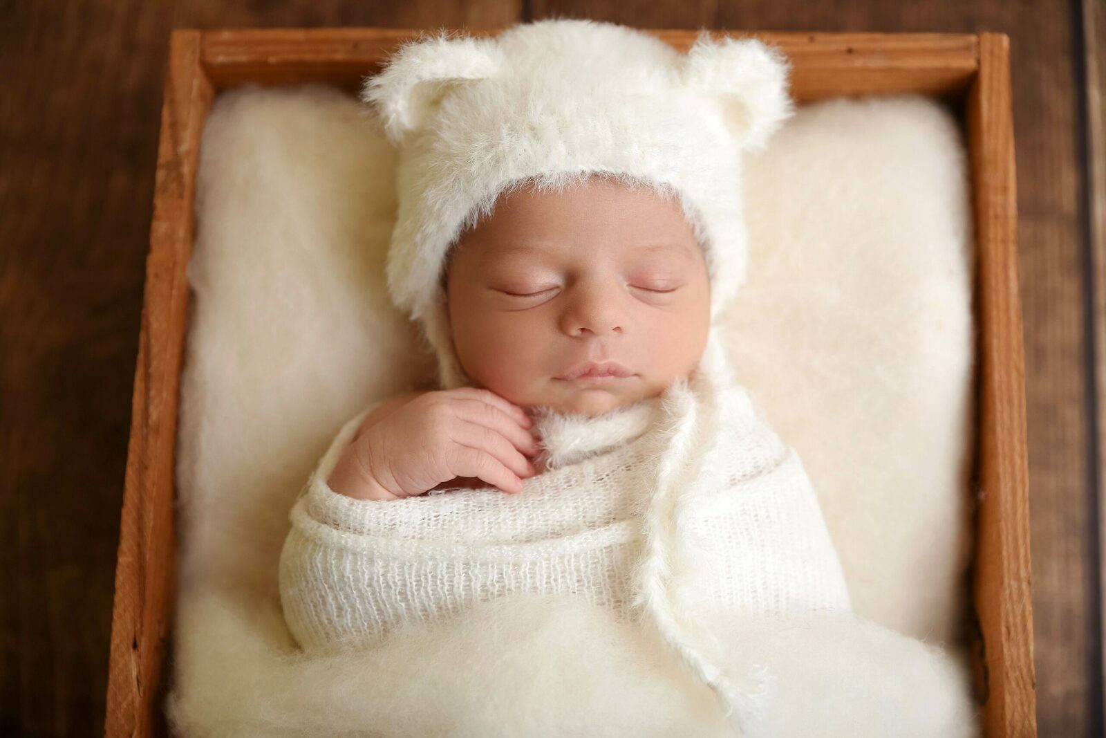 nouveau-né dans une caisse en bois