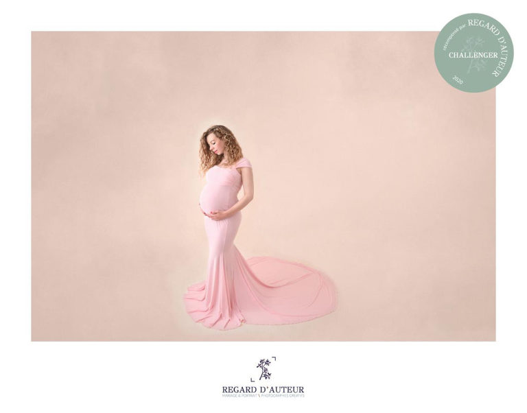 Femme enceinte en robe rose