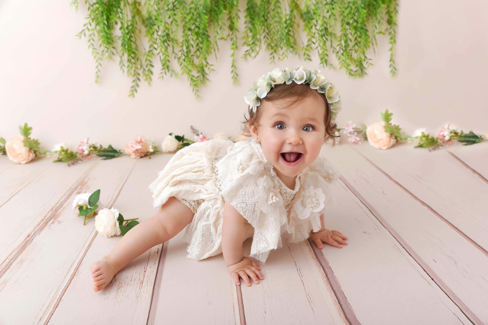 Petite fille souriante en séance photo