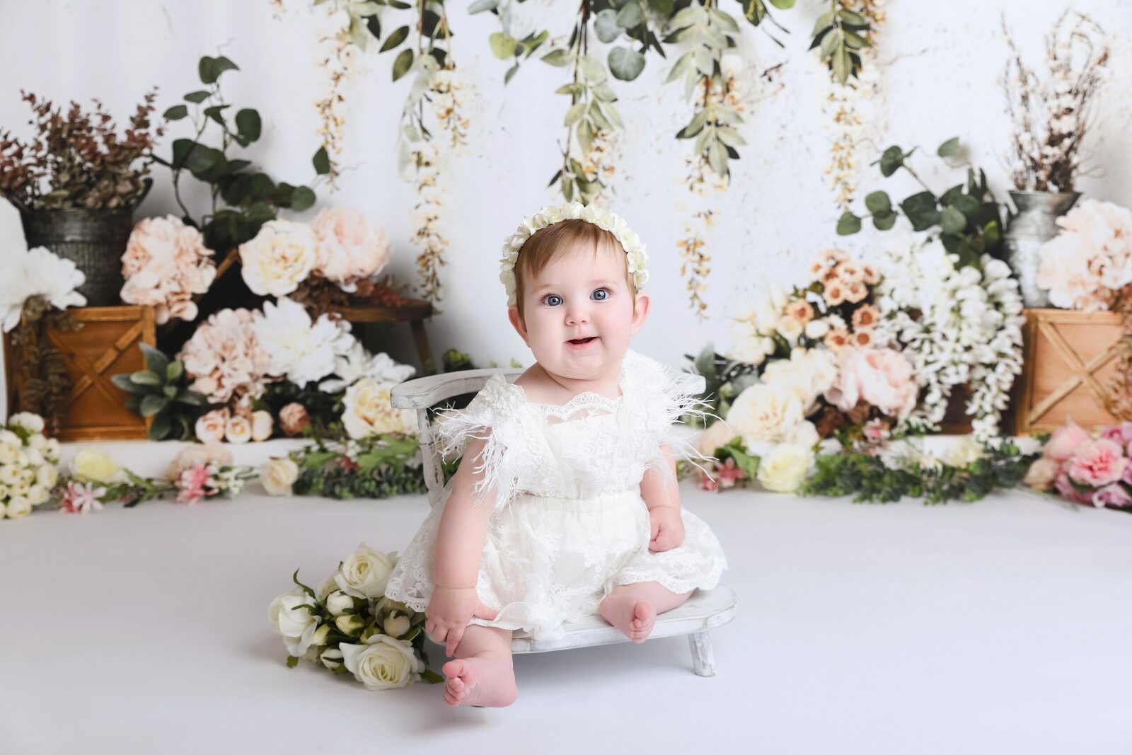 Bébé fille assise sur une chaise