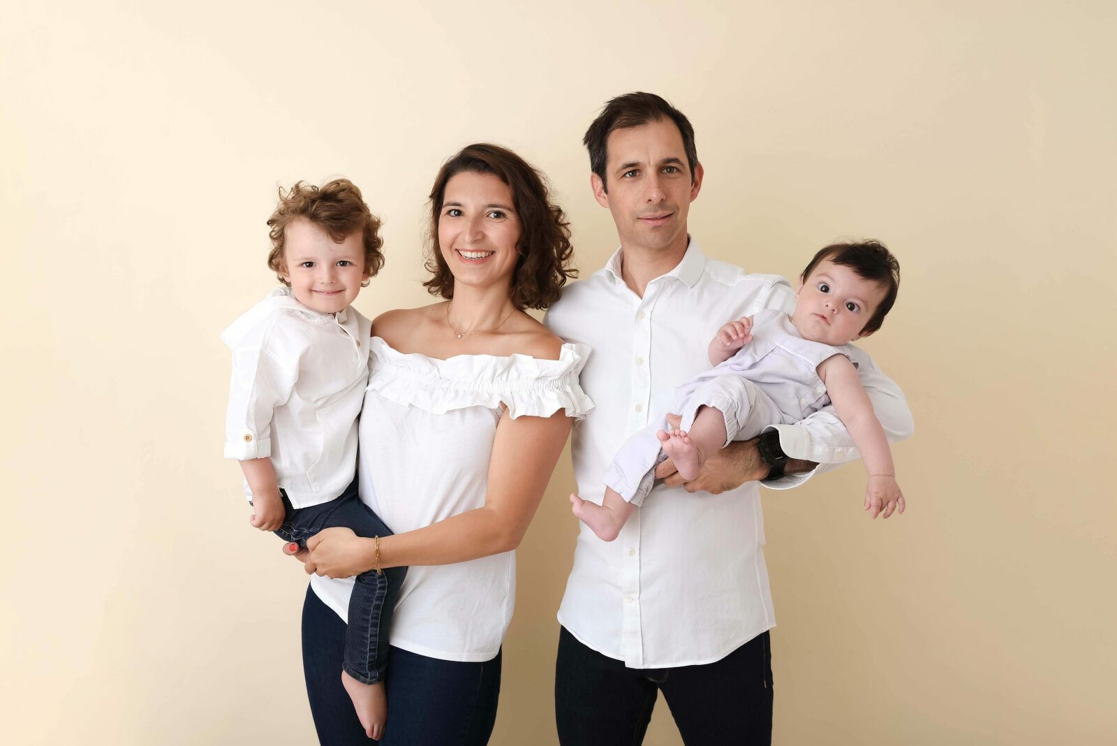 Parents tenant leurs enfants dans les bras