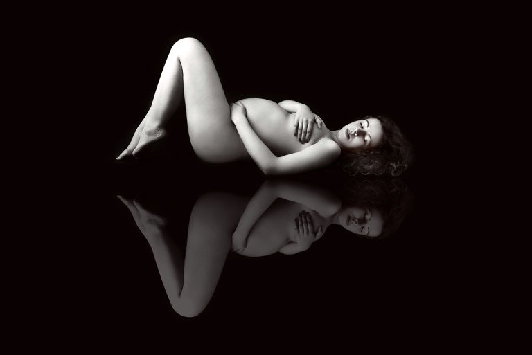Femme enceinte nue en reflet miroir