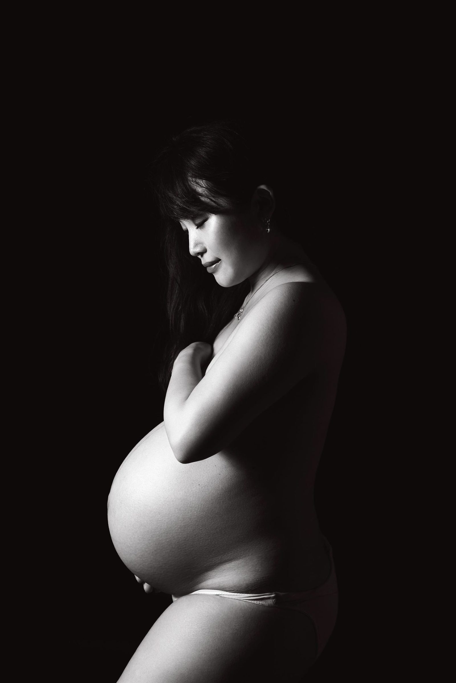 Femme enceinte nue posant en séance photo