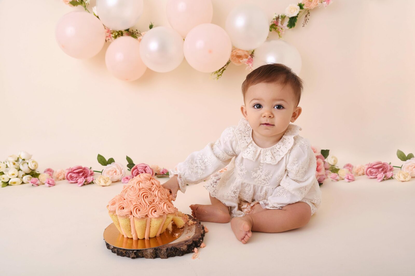 Petite fille assise avec un gâteau d'anniversaire