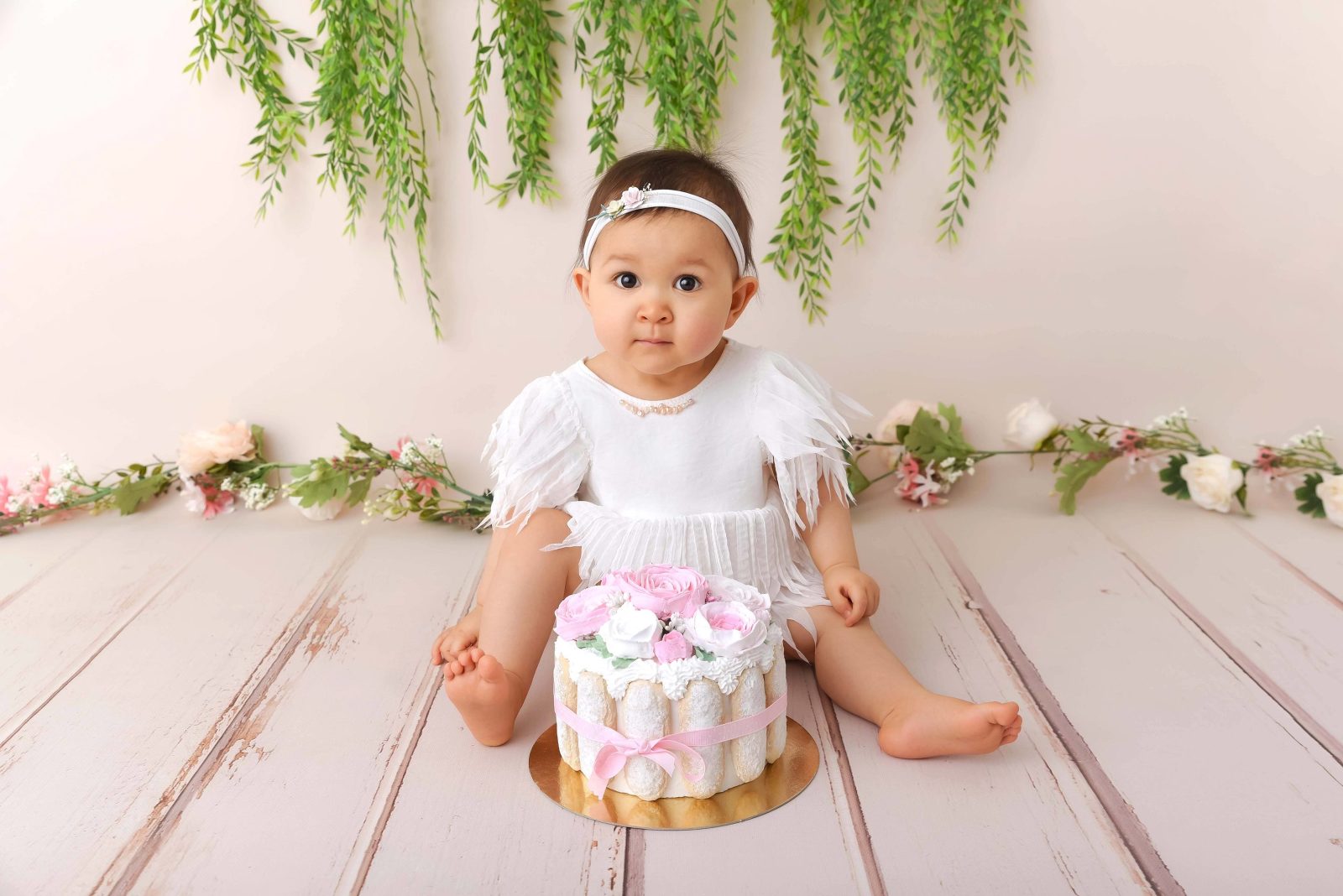 Petite fille devant un gâteau d'anniversaire
