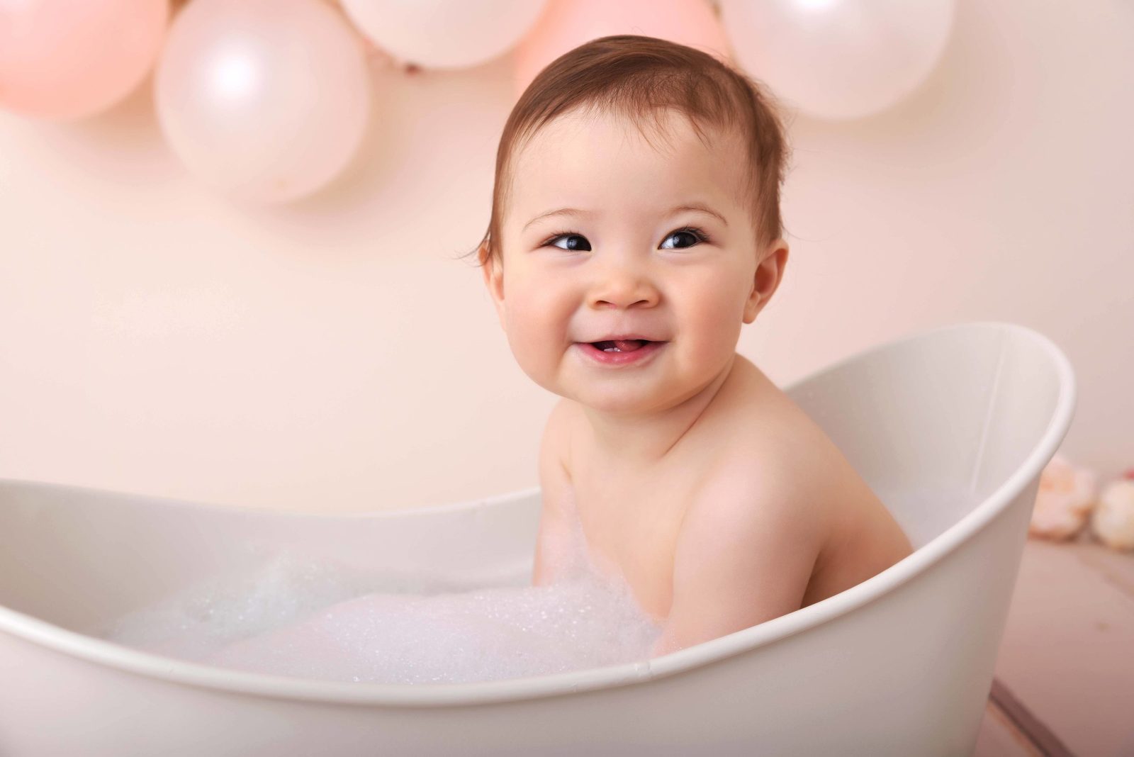 bebe souriant dans sa baignoire